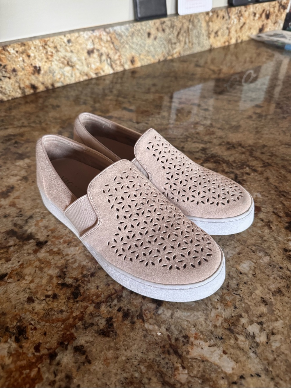 Vionic kani size 6 beige slip on perforated shoes